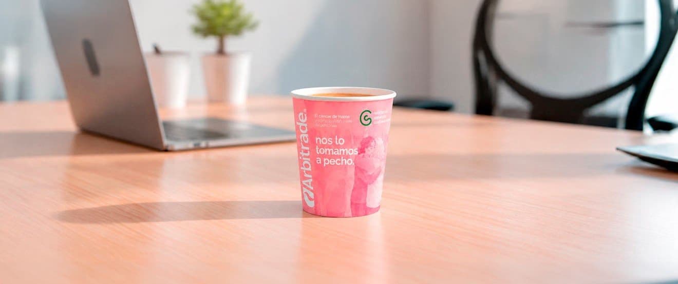 Arbitrade distribuirá más de un millón de vasos rosas para apoyar la lucha contra el cáncer de mama